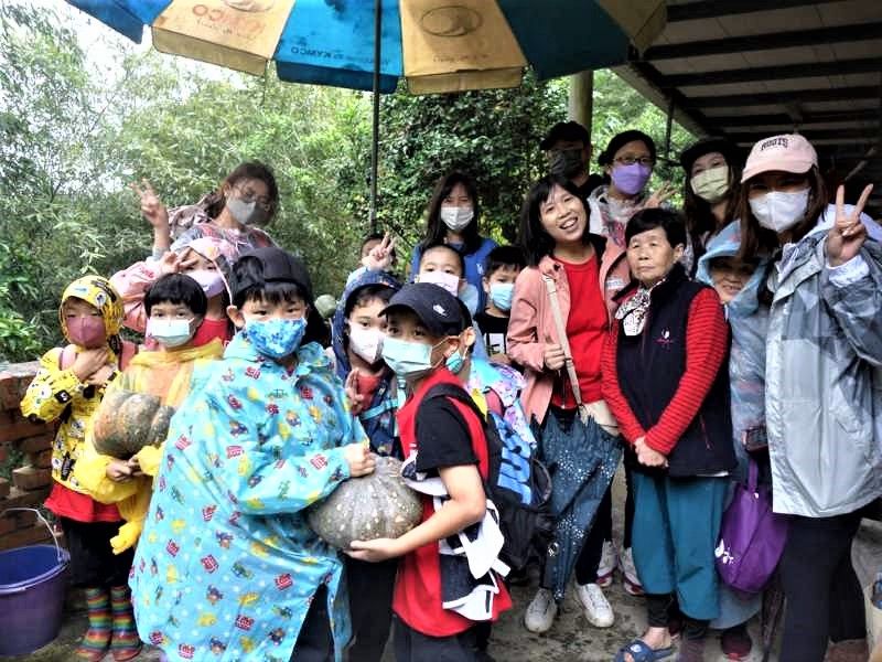 低年級小英雄不畏風雨、完成步道挑戰!