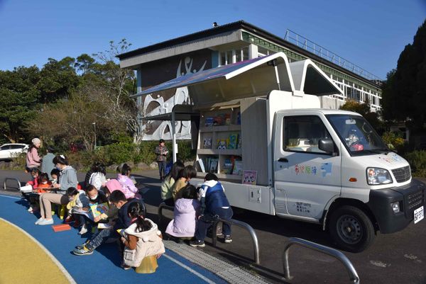 希望閱讀書車展翅